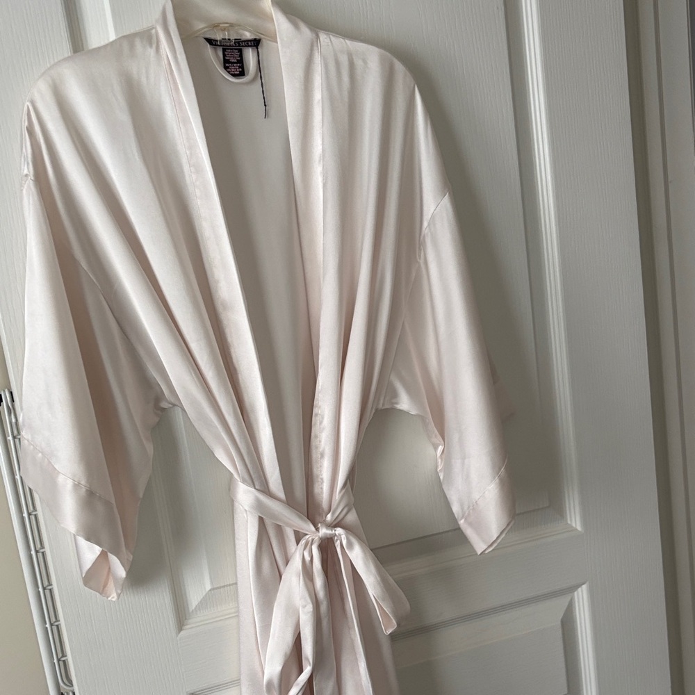 Victoria's Secret Satin Kimono Robe - Light Blush - Picture 2 of 4